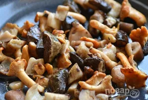 Grybus nuplaukite ir smulkiai supjaustykite. Apkepkite juos keptuvėje su aliejumi.