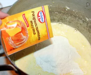 Dubenyje plakite kiaušinį su cukrumi iki baltumo, įmaišykite miltus ir kepimo miltelius. Paruoštą tešlą supilkite į sviestu pateptą formą...