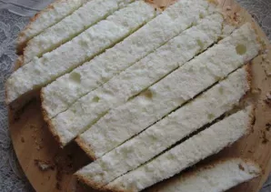 Paruoštas biskvito lakštas man buvo vienas, bet storas. Todėl jį perpjoviau ir, iš esmės, pasigaminau savo „savoiardi“.