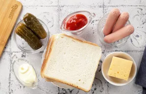 Paruoškite visus ingredientus pagal sąrašą. Duoną rinkitės tokią, kuri jums labiausiai patinka. Dešrelės turi būti skanios ir kokybiškos....