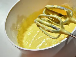 Ištirpinti sviestą ir sumaišyti su cukrumi. Įmušti kiaušinius, sudėti miltus, kepimo miltelius ir išminkyti tešlą.