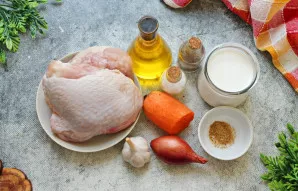 Paruoškite visus reikalingus ingredientus troškintoms vištienos šlaunelėms. Daržoves nulupkite ir nuplaukite. Vištienos šlauneles nuplauk...