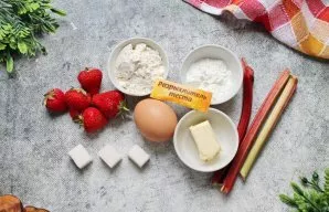 Paruoškite visus reikalingus ingredientus pyragui. Nuplaukite ir nusausinkite uogas.