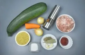 Paruoškite ingredientus. Galite naudoti tiek jaunas, tiek didesnes cukinijas. Cukinijų lupti nereikia; troškinant patiekalas nepraras for...