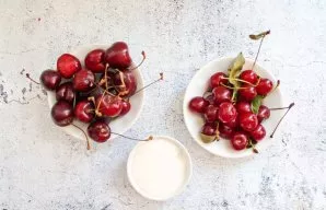 Paruoškite visus reikalingus ingredientus. Uogas rūšiuokite, nuplaukite ir nusausinkite ant rankšluosčio.