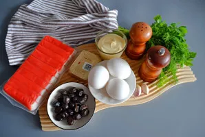 Paruoškite ingredientus. Iš anksto išvirkite kiaušinius.