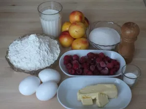 Paruoškite reikiamus ingredientus. Nektarinus nuplaukite, supjaustykite plonais griežinėliais. Jei naudojate šaldytas avietes, naudokite ...