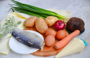 Paruoškite ingredientus salotoms, išvirkite kiaušinius, bulves, burokus ir morkas. Daržovių galite nevirti, o kepti - taip salotos bus da...