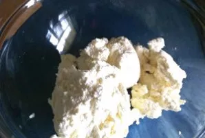 Varškę sudėkite į dubenį.