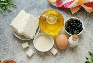 Paruoškite visus reikalingus ingredientus. Perrinkite uogas, nuplaukite ir nusausinkite.