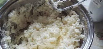 Minkštą margariną išplakite su cukrumi ir vanile. Tada sudėkite varškę. Dar kartą išmaišykite.