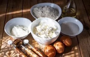 Paruoškite visus ingredientus. Iš anksto persijokite miltus.