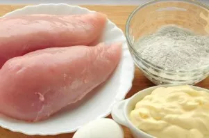 Paruoškite visus reikalingus ingredientus Vienos vištienos kotletams gaminti.