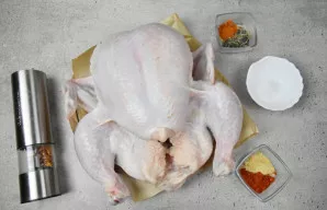 Paruoškite ingredientus. Marinatui galite naudoti jums patinkančių prieskonių ir žolelių mišinį. Pageidaujant į marinatą galima įdėti soj...