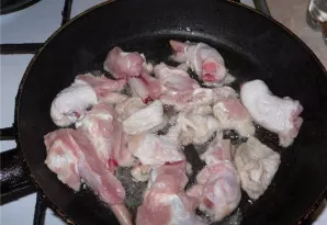 Vištieną nuplauname, supjaustome gabalais ir apkepame.