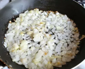 Nulupkite svogūną. Įkaitintoje keptuvėje su augaliniu aliejumi pakepinkite joje svogūną.