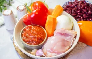 Paruoškite produktus pagal sąrašą. Daržoves nulupkite ir nuplaukite.