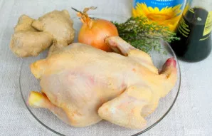 Paruošiame ingredientus. Viščiuką išdarinėjame ir nuplauname šaltame vandenyje.