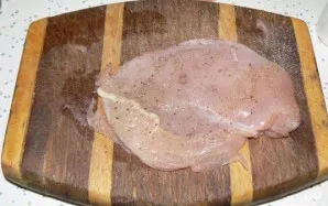 Vištienos filė nuplaukite, nusausinkite, šiek tiek išmuškite, pasūdykite, pabarstykite pipirais.