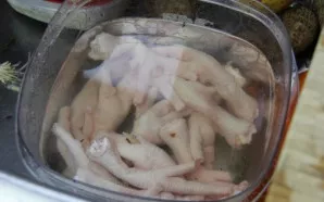 Paruoškite vištų kojeles. Nuimkite geltoną plėvelę, pašalinkite nešvarumus ir gerai nuplaukite.