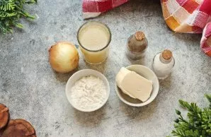 Paruoškite visus reikalingus ingredientus vištienos padažui gaminti.