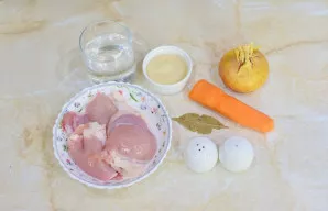 Paruoškite visus ingredientus. Morką nulupkite ir nuplaukite. Virimui galite naudoti bet kurią vištienos dalį, tačiau patogiausia gaminti...