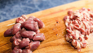 Nuplaukite širdeles, pašalinkite perteklinį riebalą, plėveles ir kraujagysles.