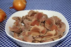 Kad patiekalas būtų tikrai švelnus, vištienos skrandukus reikia iš anksto apvirti. Pirmiausia juos kruopščiai nuplaukite ir nuvalykite. T...