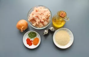 Paruoškite visus reikalingus ingredientus vištienos spurgoms gaminti.