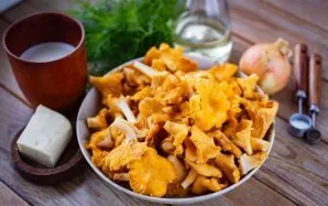 Paruoškite visus reikalingus ingredientus. Atsargiai perrinkite ir nuplaukite voveraites. Nulupkite svogūnus.