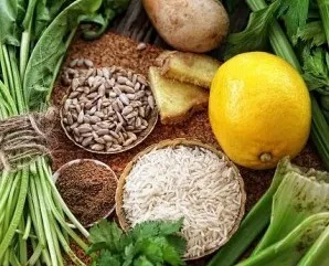 Paruoškime visus sriubai reikalingus ingredientus. Kruopščiai nuplaukite daržoves, nulupkite bulves ir nuplaukite ryžius.