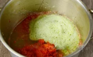 Pomidorus, paprikas, morkas ir svogūnus nuplaukite po tekančiu vandeniu. Nulupkite morkas ir svogūnus ir supjaustykite mažais kubeliais. ...