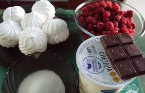 Paruoškite kremą. Grietinę išplakite su cukrumi, kol cukrus visiškai ištirps.