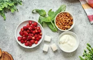 Paruoškite visus ingredientus. Išrūšiuokite uogas, nuplaukite ir leiskite vandeniui visiškai nuvarvėti.