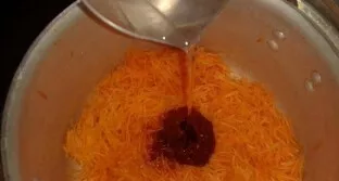 Morkas nulupkite, nuplaukite ir sutarkuokite smulkia tarka. Virkite morkas su 0,5 litro vandens ir pomidorų pasta 20 minučių.