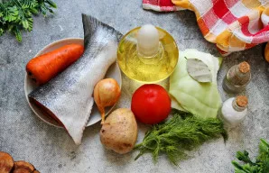 Paruoškite visus reikalingus ingredientus žuvienei „ščiai“ gaminti. Nuo kopūsto nuimkite viršutinius, pažeistus lapus, likusius nuplaukit...