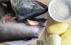 Paruošiame visus reikalingus ingredientus sriubai gaminti. Nuo žuvies atskiriame uodegą, galvą ir pelekus. Išimame žiaunas, kruopščiai nu...