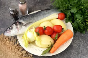 Paruoškite reikiamus ingredientus žuvies sriubai virti. Nulupkite ir nuplaukite svogūnus, bulves ir morkas.