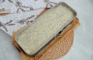 Sudėkite tešlą į formą ir išlyginkite.