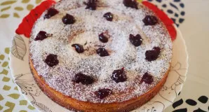 Kai abu tešlos tipai bus formoje, įdėkite pyragą į orkaitę, įkaitintą iki 180 °C, ir kepkite 45–55 minutes, tikrindami mediniu pagaliuku....