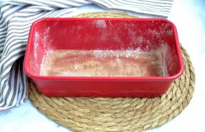 Paruoškite kepimo formą: dugną išklokite kepimo popieriumi, šonus patepkite sviestu ir šiek tiek pabarstykite miltais, perteklinį miltų k...