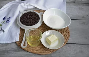 Paruoškite džiovintas aguonas, 100 g cukraus, 40 g minkšto (ne ištirpinto) sviesto ir pusę kiaušinio baltymo.