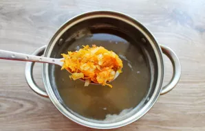 Kai bulvės išvirusios, į puodą sudėkite keptas daržoves.