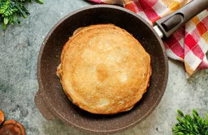 Blynų keptuvę patepkite augaliniu aliejumi ir įkaitinkite. Supilkite dalį tešlos ir paskirstykite ją per visą dugną. Kepkite, kol apačia ...