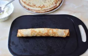 Blyną su įdaru susukite į ritinį.