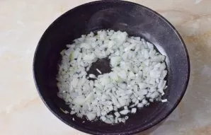 Smulkiai supjaustykite svogūną. Kepkite 1–2 minutes, kol taps auksinės rudos spalvos.