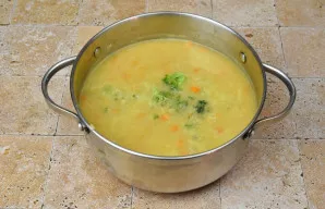 Į sriubą sudėkite susmulkintus brokolius ir virkite dar 5-7 minutes ant silpnos ugnies, uždengę dangčiu.