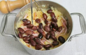 Įdedame raudonąsias pupeles, išmaišome. Galima naudoti konservuotas arba iš anksto išvirti žalias.