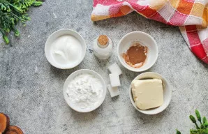 Paruoškite visus reikalingus ingredientus suktinukų įdarui ir glazūrai. Sviestą išimkite iš šaldytuvo, kad suminkštėtų.