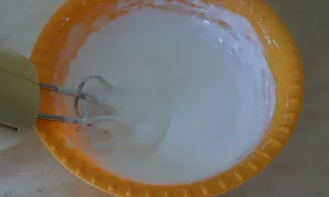 Išplakite baltymus su stikline cukraus ir 1 arbatiniu šaukšteliu citrinos sulčių. Plakite iki standžių putų.